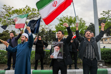 زنجیره انسانی مشهدی‌ها در محل نیروگاه حرارتی مشهد