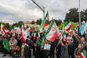 زنجیره انسانی مشهدی‌ها در محل نیروگاه حرارتی مشهد