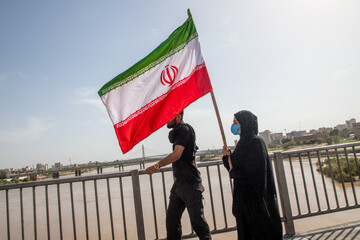 تشکیل زنجیره انسانی روی پل سفید اهواز