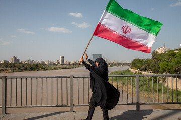 تشکیل زنجیره انسانی روی پل سفید اهواز