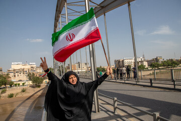 تشکیل زنجیره انسانی روی پل سفید اهواز