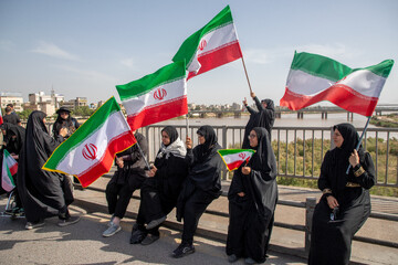تشکیل زنجیره انسانی روی پل سفید اهواز