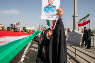 تشکیل زنجیره انسانی روی پل سفید اهواز