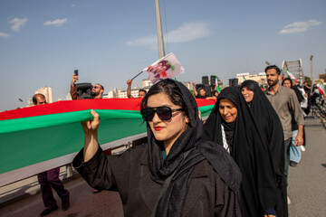 تشکیل زنجیره انسانی روی پل سفید اهواز