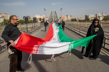 تشکیل زنجیره انسانی روی پل سفید اهواز