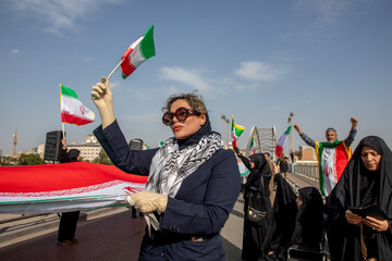 تشکیل زنجیره انسانی روی پل سفید اهواز