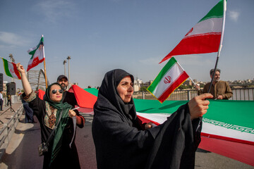 تشکیل زنجیره انسانی روی پل سفید اهواز