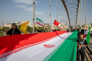 تشکیل زنجیره انسانی روی پل سفید اهواز