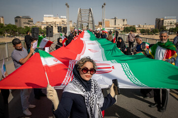 تشکیل زنجیره انسانی روی پل سفید اهواز