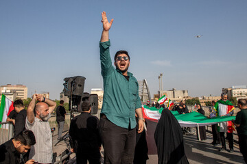 تشکیل زنجیره انسانی روی پل سفید اهواز