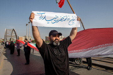 تشکیل زنجیره انسانی روی پل سفید اهواز