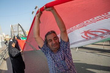 تشکیل زنجیره انسانی روی پل سفید اهواز