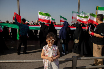 تشکیل زنجیره انسانی روی پل سفید اهواز