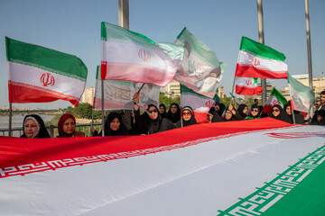 تشکیل زنجیره انسانی روی پل سفید اهواز