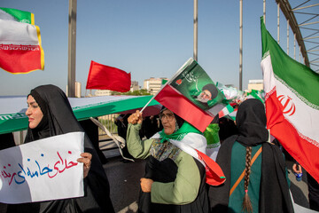 تشکیل زنجیره انسانی روی پل سفید اهواز
