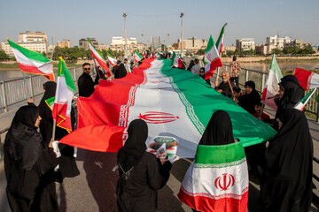 تشکیل زنجیره انسانی روی پل سفید اهواز