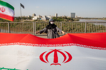 تشکیل زنجیره انسانی روی پل سفید اهواز