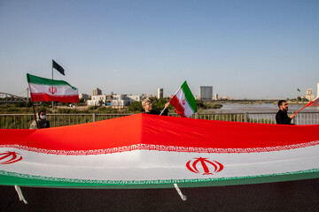 تشکیل زنجیره انسانی روی پل سفید اهواز