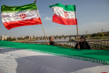 تشکیل زنجیره انسانی روی پل سفید اهواز