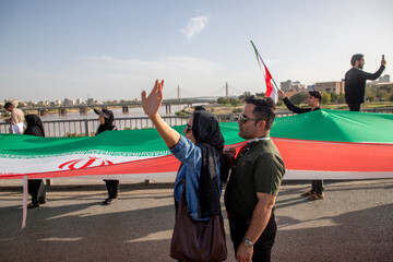 تشکیل زنجیره انسانی روی پل سفید اهواز