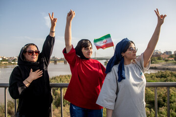 تشکیل زنجیره انسانی روی پل سفید اهواز