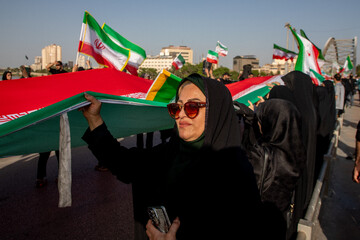 تشکیل زنجیره انسانی روی پل سفید اهواز