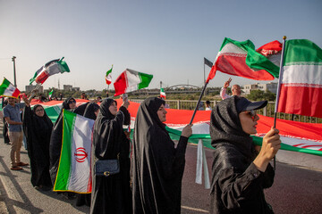 تشکیل زنجیره انسانی روی پل سفید اهواز