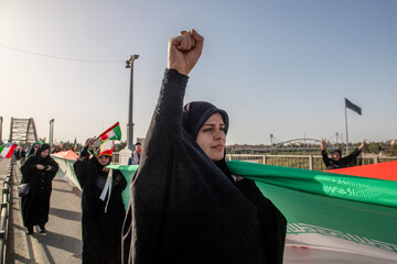 تشکیل زنجیره انسانی روی پل سفید اهواز
