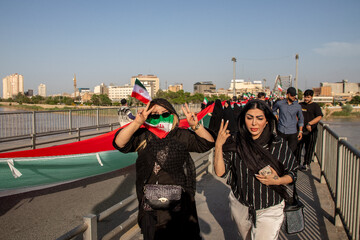 تشکیل زنجیره انسانی روی پل سفید اهواز