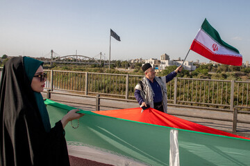 تشکیل زنجیره انسانی روی پل سفید اهواز
