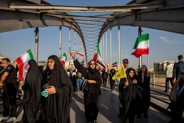 تشکیل زنجیره انسانی روی پل سفید اهواز
