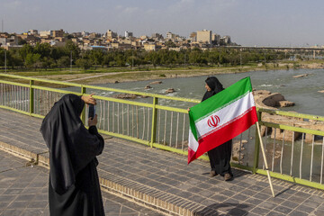 تشکیل زنجیره انسانی روی پل ساسانی دزفول