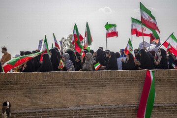 تشکیل زنجیره انسانی روی پل ساسانی دزفول