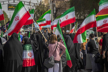 تشکیل زنجیره انسانی روی پل ساسانی دزفول