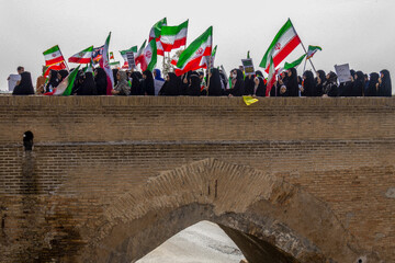 تشکیل زنجیره انسانی روی پل ساسانی دزفول