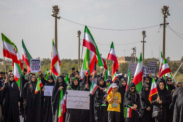 تشکیل زنجیره انسانی روی پل ساسانی دزفول