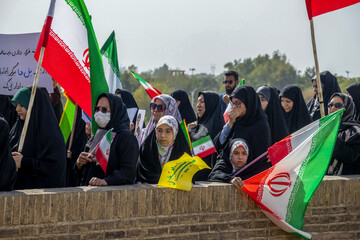 تشکیل زنجیره انسانی روی پل ساسانی دزفول