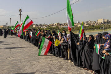 تشکیل زنجیره انسانی روی پل ساسانی دزفول