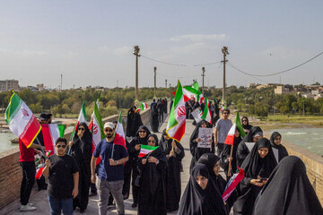 تشکیل زنجیره انسانی روی پل ساسانی دزفول