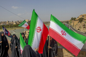 تشکیل زنجیره انسانی روی پل ساسانی دزفول