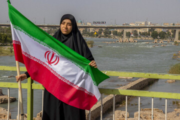 تشکیل زنجیره انسانی روی پل ساسانی دزفول