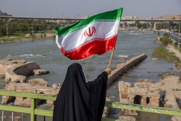 تشکیل زنجیره انسانی روی پل ساسانی دزفول