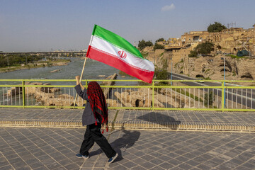 تشکیل زنجیره انسانی روی پل ساسانی دزفول