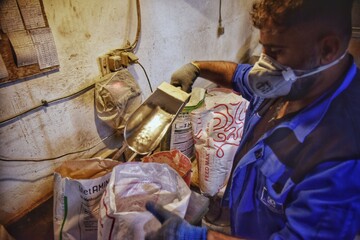 تولید مواد اولیه خوراک جهت مصرف خوراکی مرغ مادر، گوشتی و تخم گذار در کارخانه خوراک مرغ 