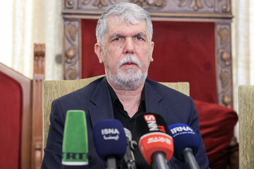  سیدعباس صالحی، وزیر فرهنگ و ارشاد اسلامی در مراسم چهلم رهبر شهید در کلیسای سرکیس مقدس تهران