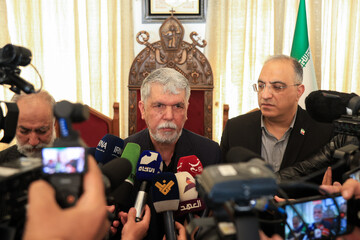  سیدعباس صالحی، وزیر فرهنگ و ارشاد اسلامی در مراسم چهلم رهبر شهید در کلیسای سرکیس مقدس تهران