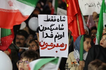اجتماع شبانه مردم به مناسبت چهلم رهبر شهید و دختران میناب همدان