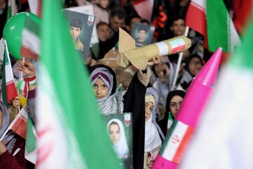 اجتماع شبانه مردم به مناسبت چهلم رهبر شهید و دختران میناب همدان