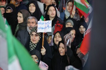 اجتماع شبانه مردم به مناسبت چهلم رهبر شهید و دختران میناب همدان