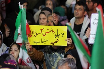 اجتماع شبانه مردم به مناسبت چهلم رهبر شهید و دختران میناب همدان